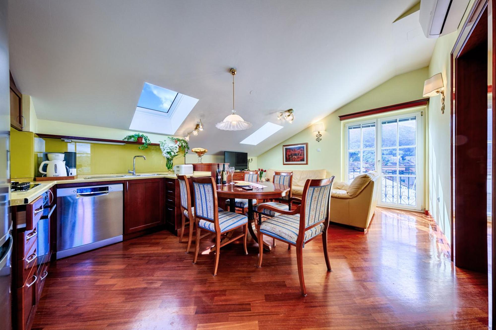 Seafront Penthouse Vis