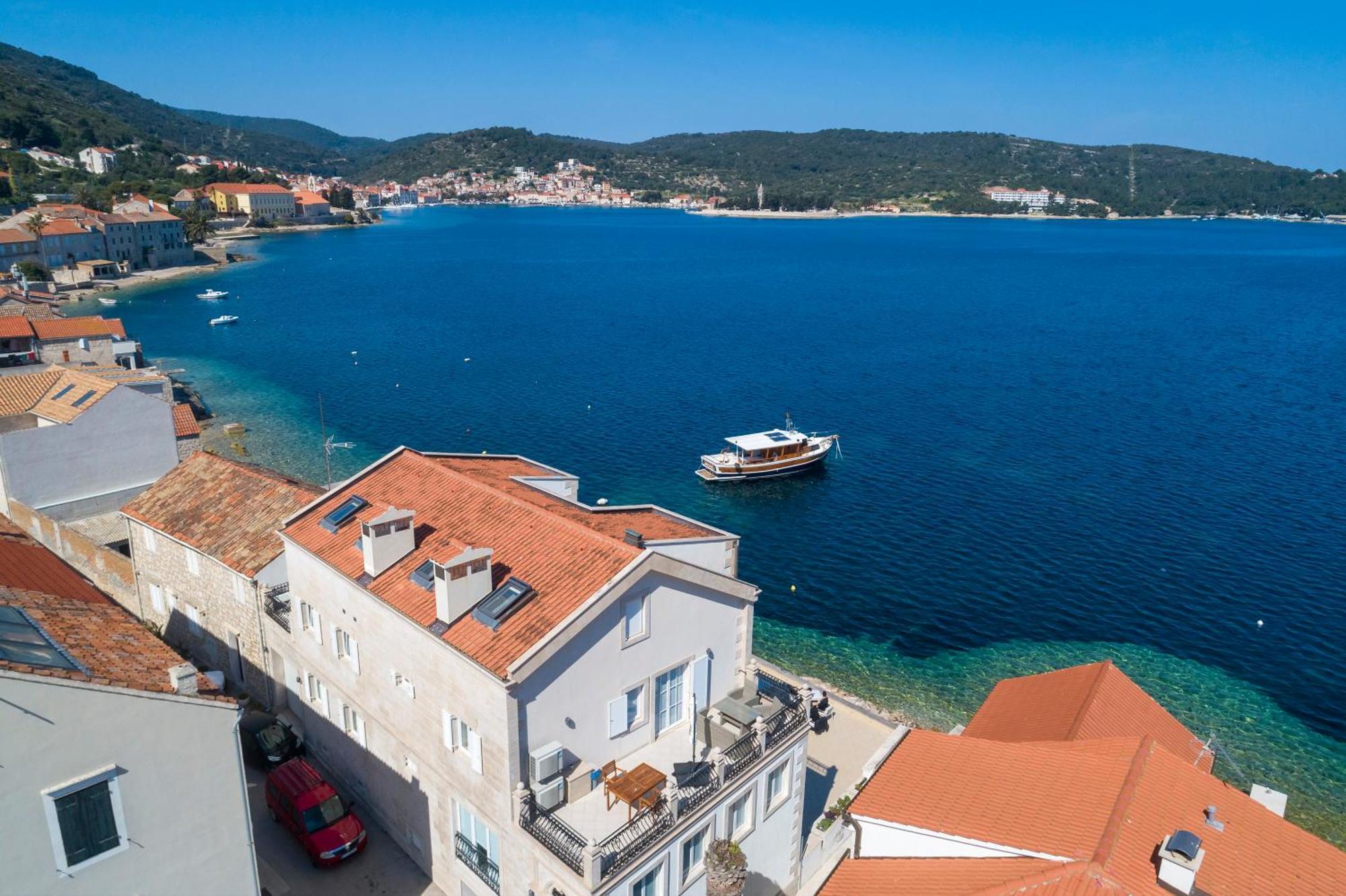 Seafront Penthouse Vis